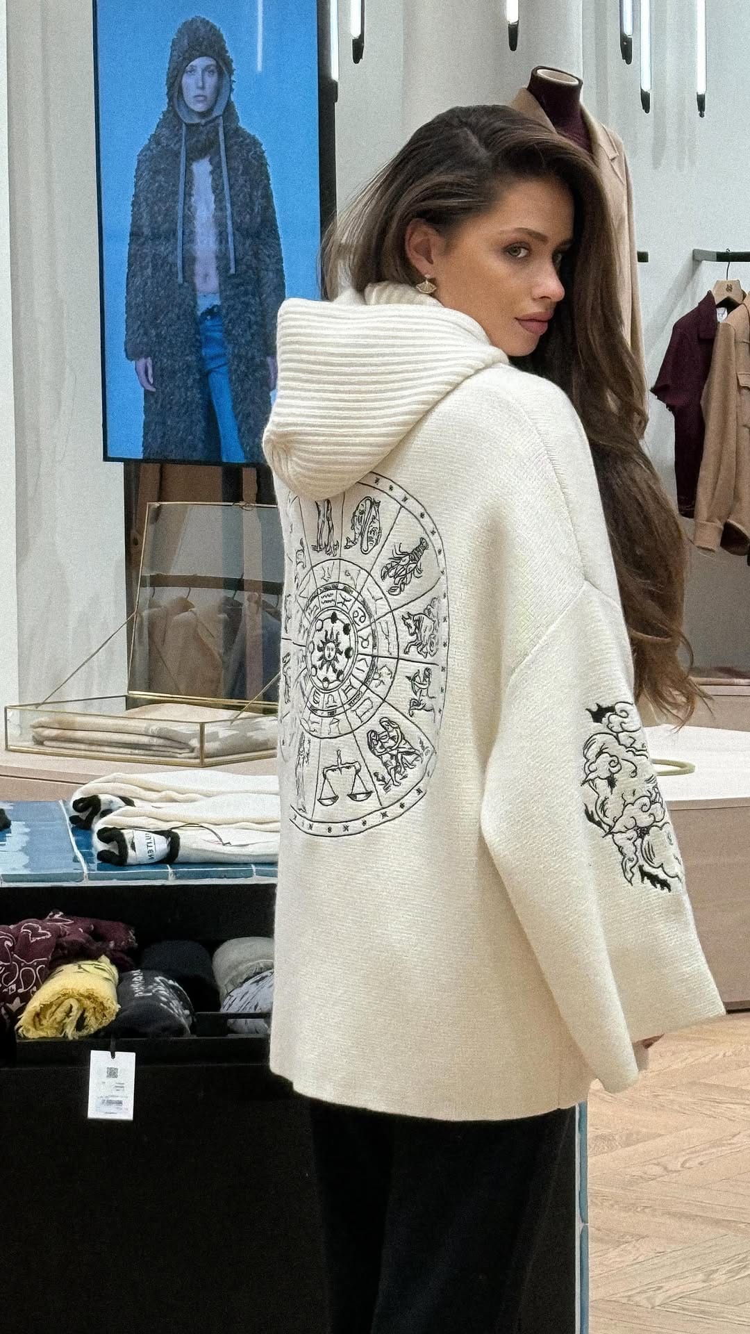 Post 2 by ℑ𝔩𝔞𝔫𝔞𝔥 on Instagram (video)
