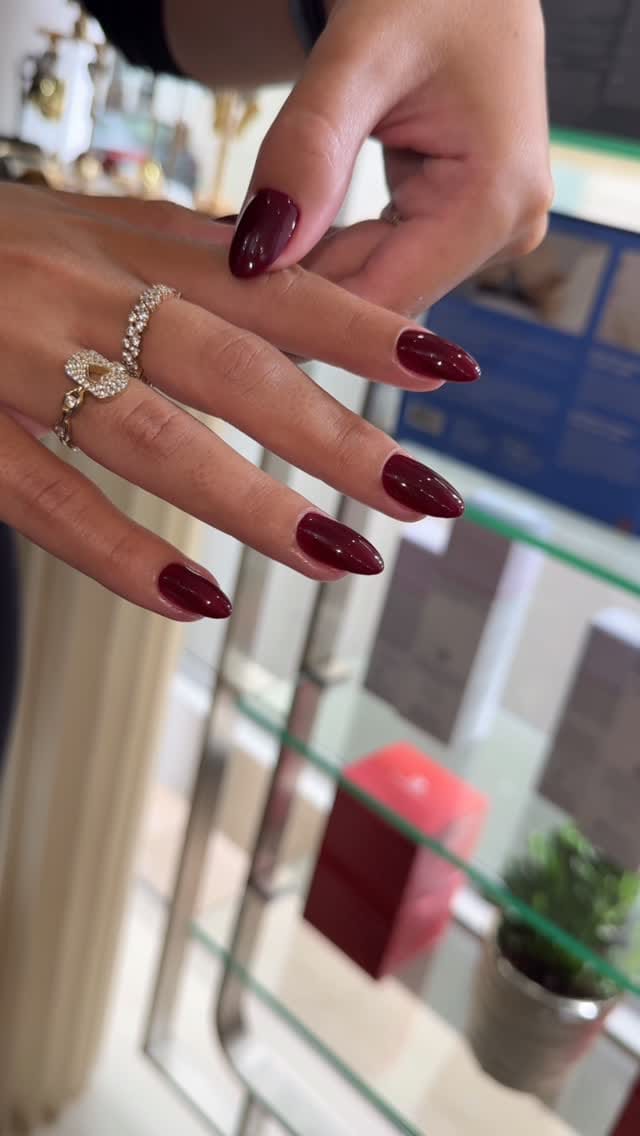 Post 2 by PUR Paris • Salon de beauté • Manucure russe on Instagram (video)
