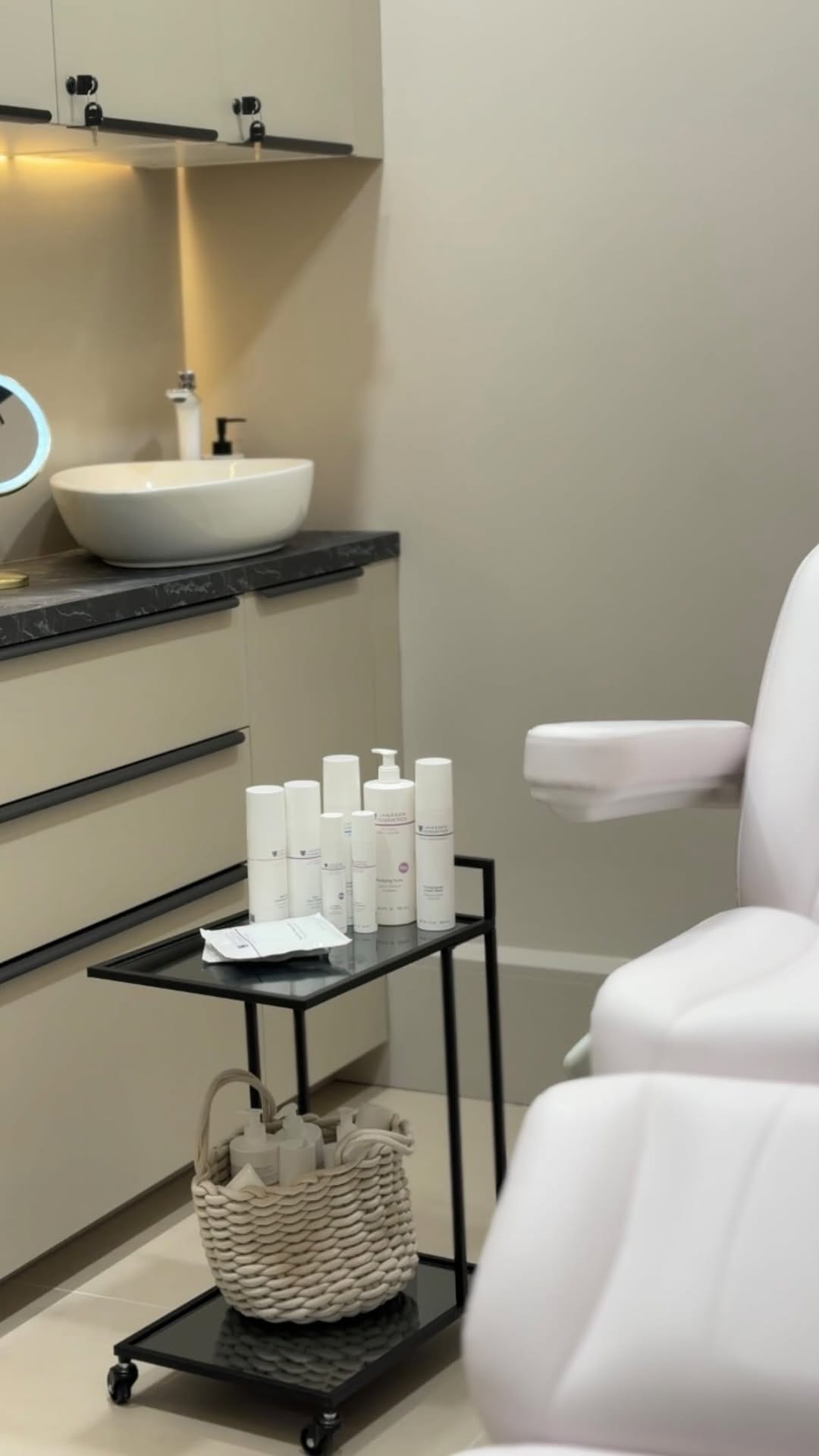 Post 7 by PUR Paris • Salon de beauté • Manucure russe on Instagram (video)