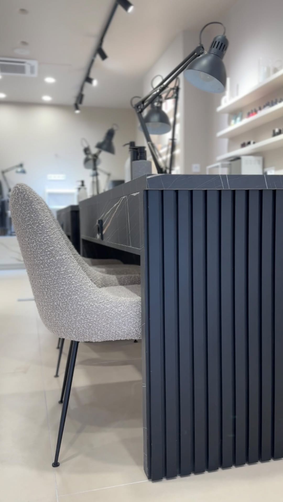 Post 8 by PUR Paris • Salon de beauté • Manucure russe on Instagram (video)