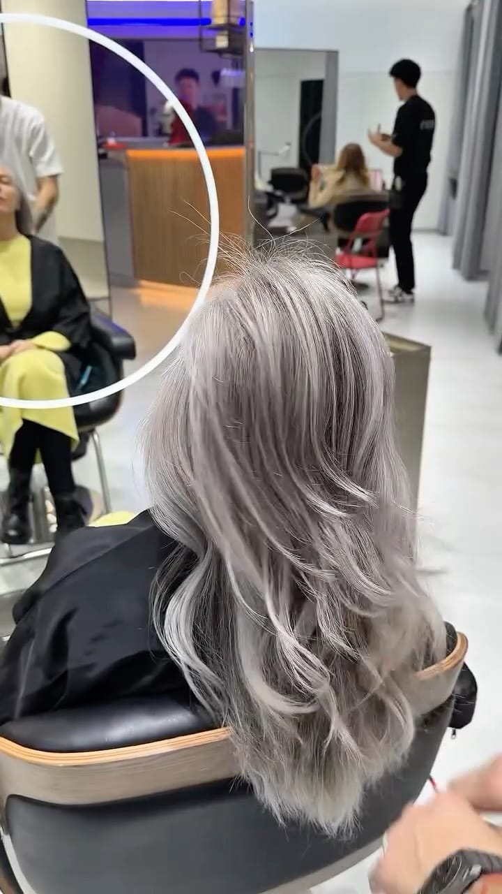 Post 3 by Shi Parrucchieri on Instagram (video)