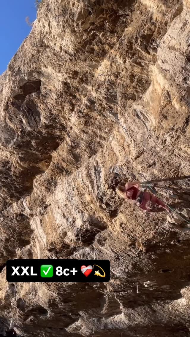 Post 7 by Hily Manon on Instagram (video)