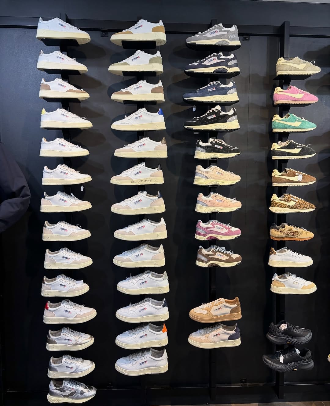 Post 3 by iT shop on Instagram (image)