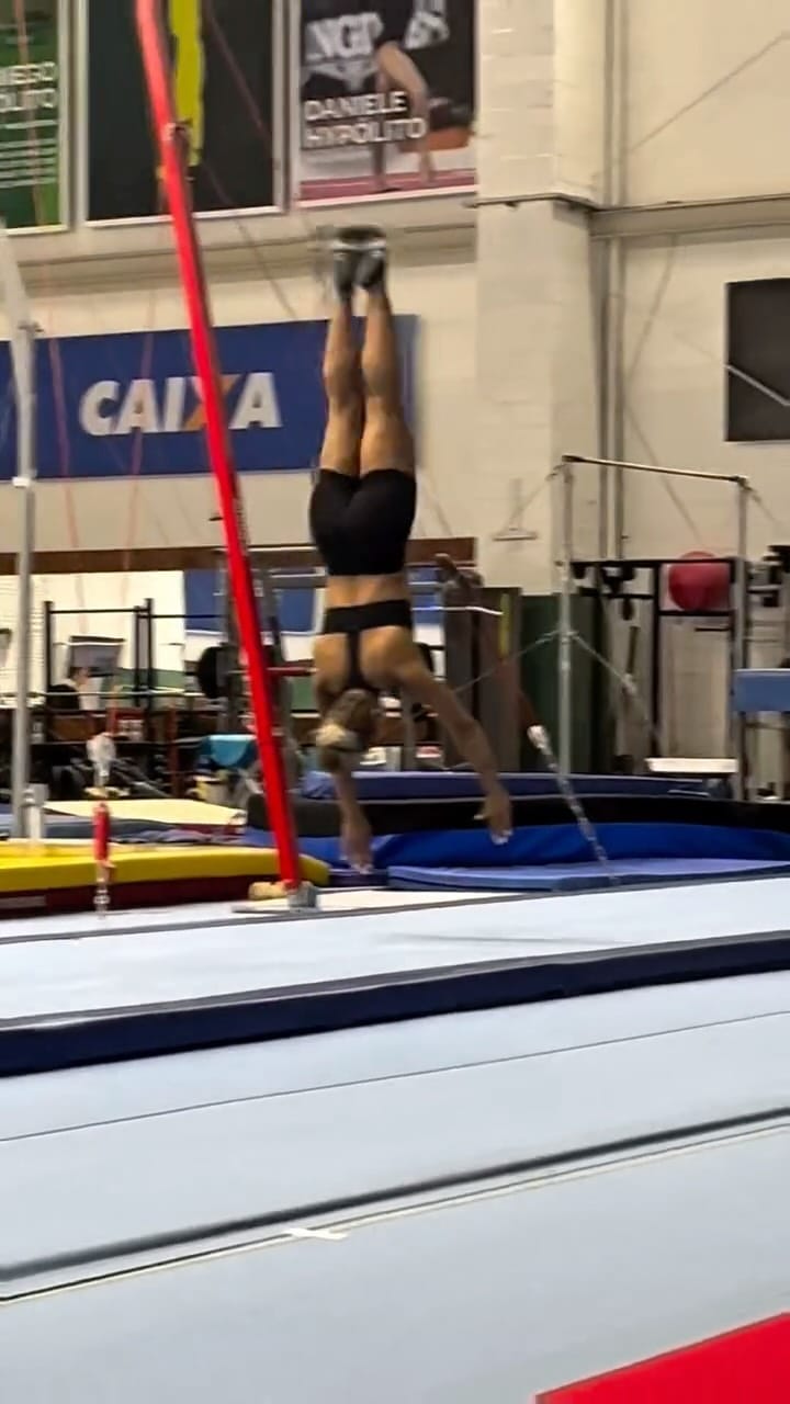 Post 7 by Lorrane Oliveira on Instagram (video)