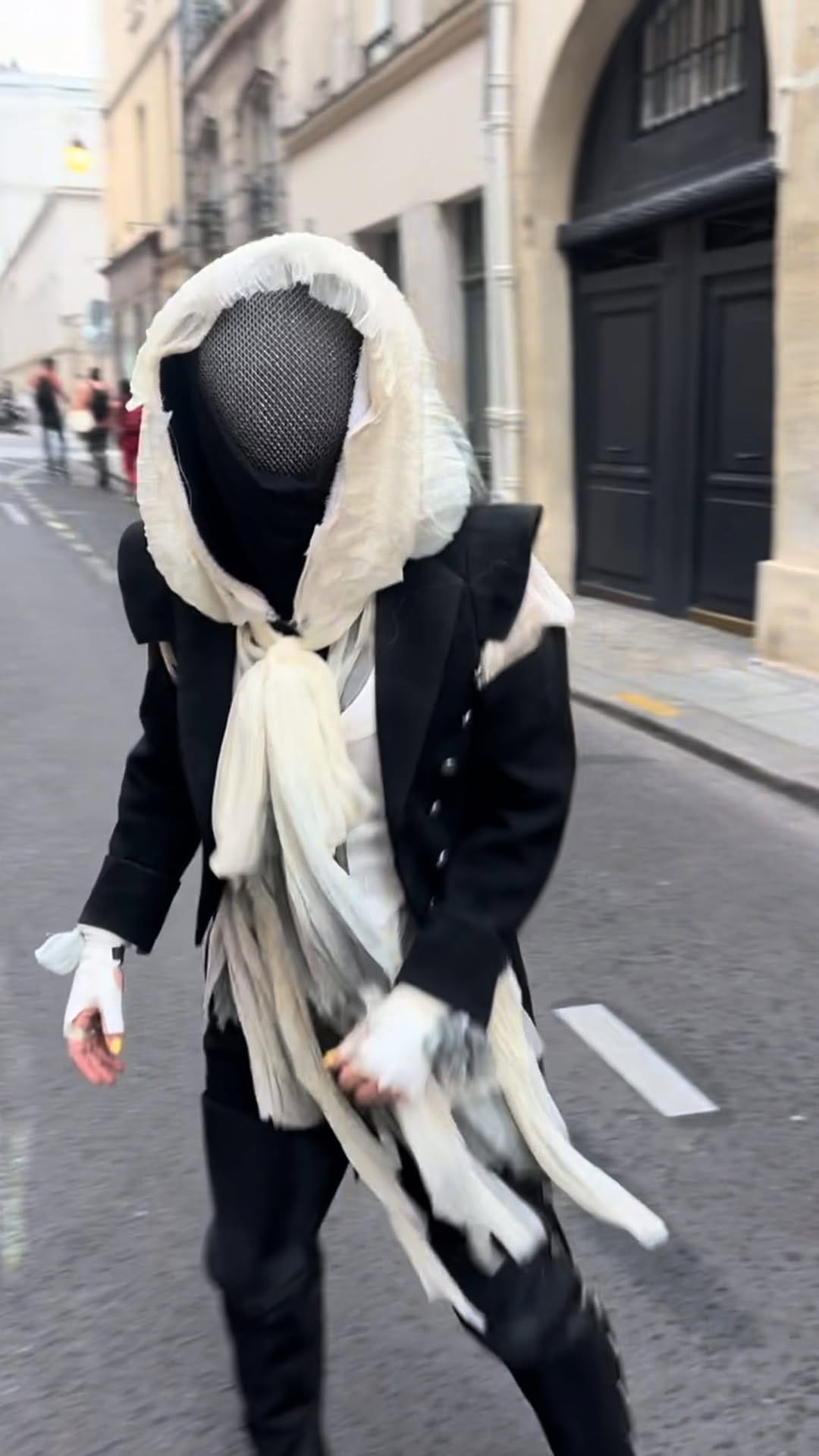 Post 10 by Lilou Ruel on Instagram (video)
