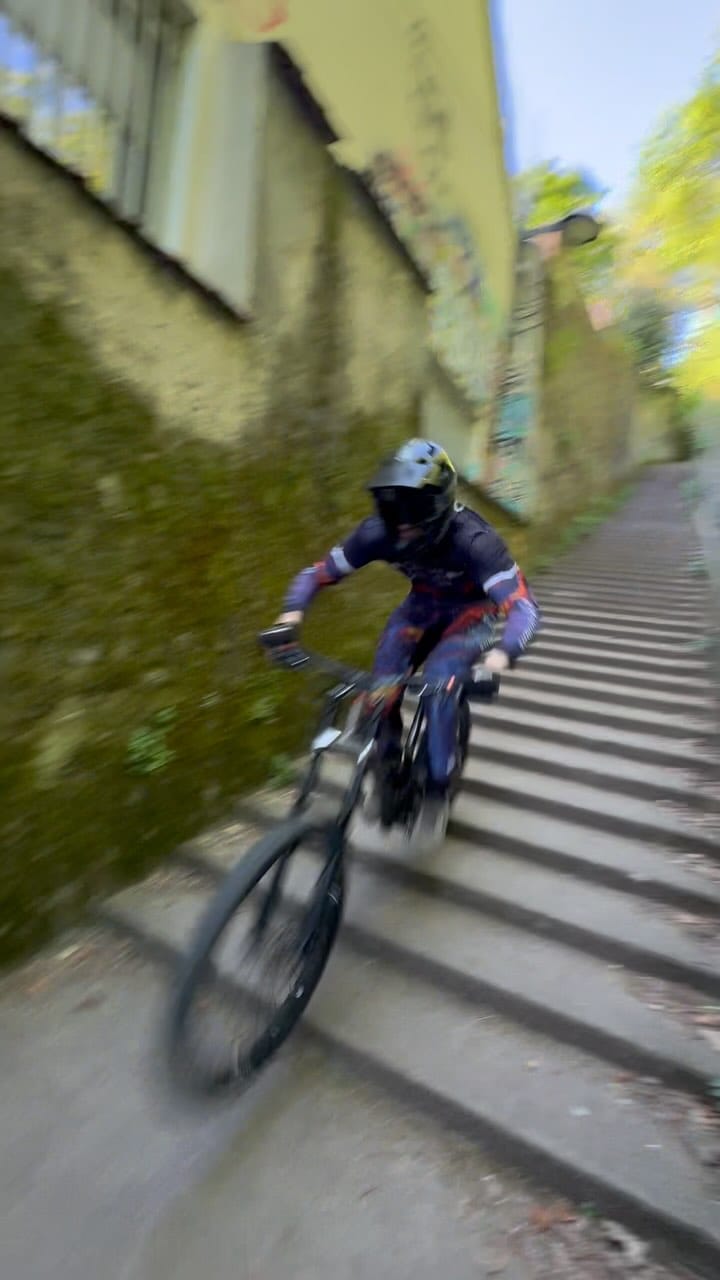 Post 10 by Pichou Nebri on Instagram (video)