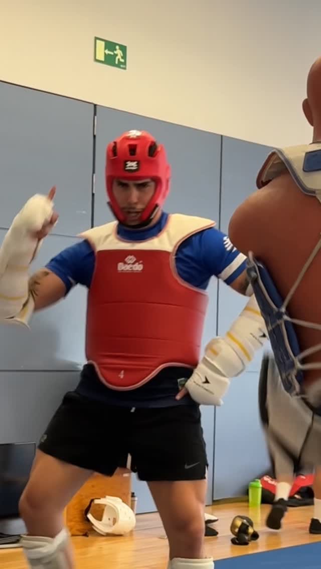 Post 1 by Adrian Vicente / Taekwondista Olímpico on Instagram (video)
