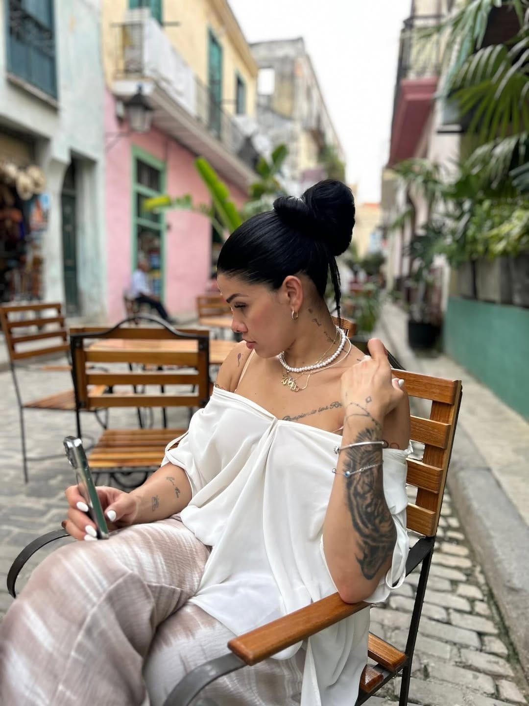 Post 10 by Samara Vieira on Instagram (carousel)