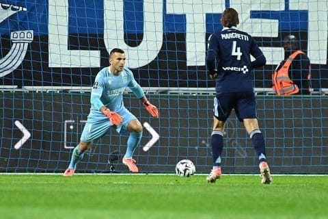Post 6 by Anthony Lopes officiel on Instagram (carousel)