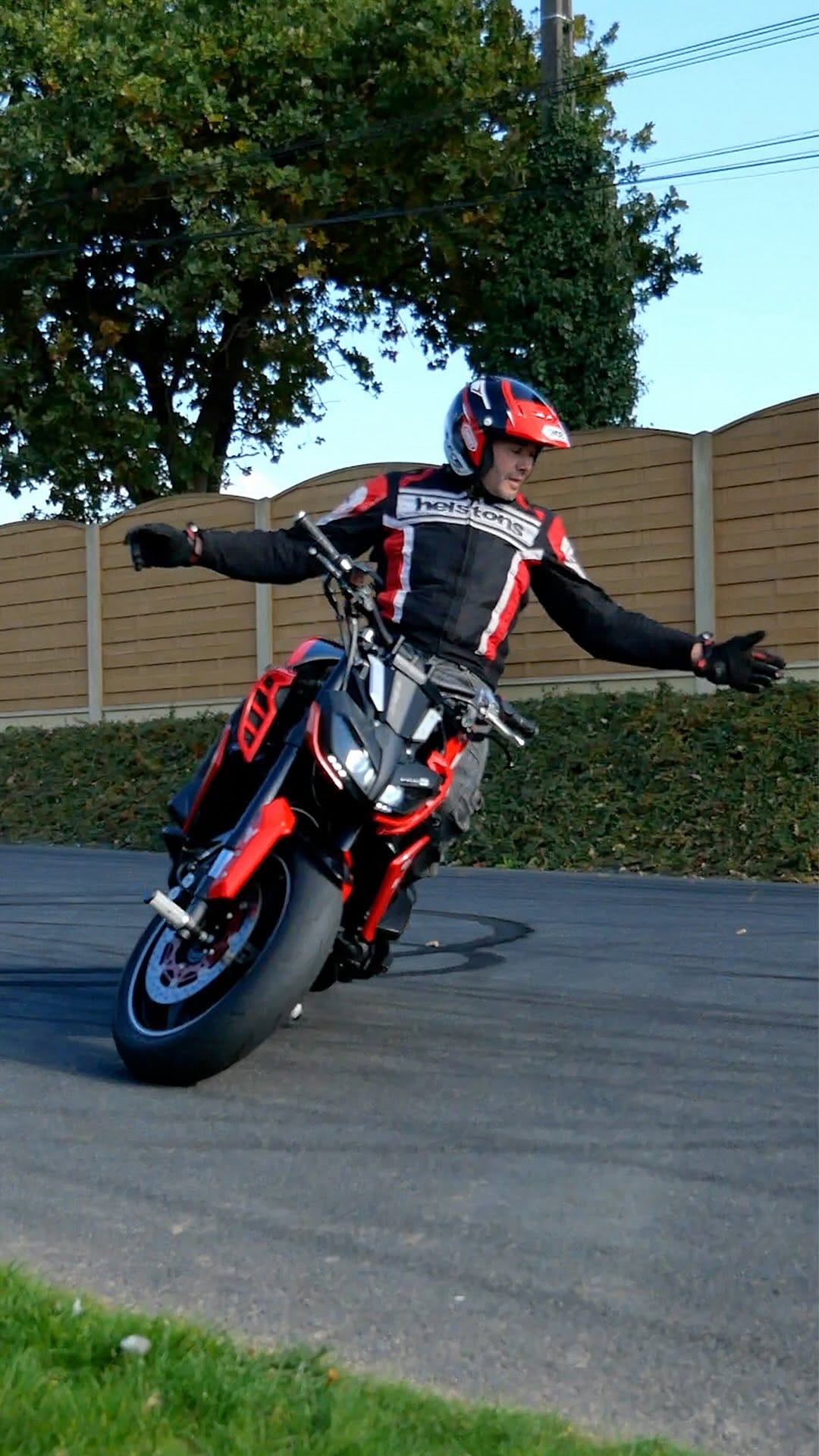 Post 1 by Duke Enduro / Duke Acrobatie on Instagram (video)
