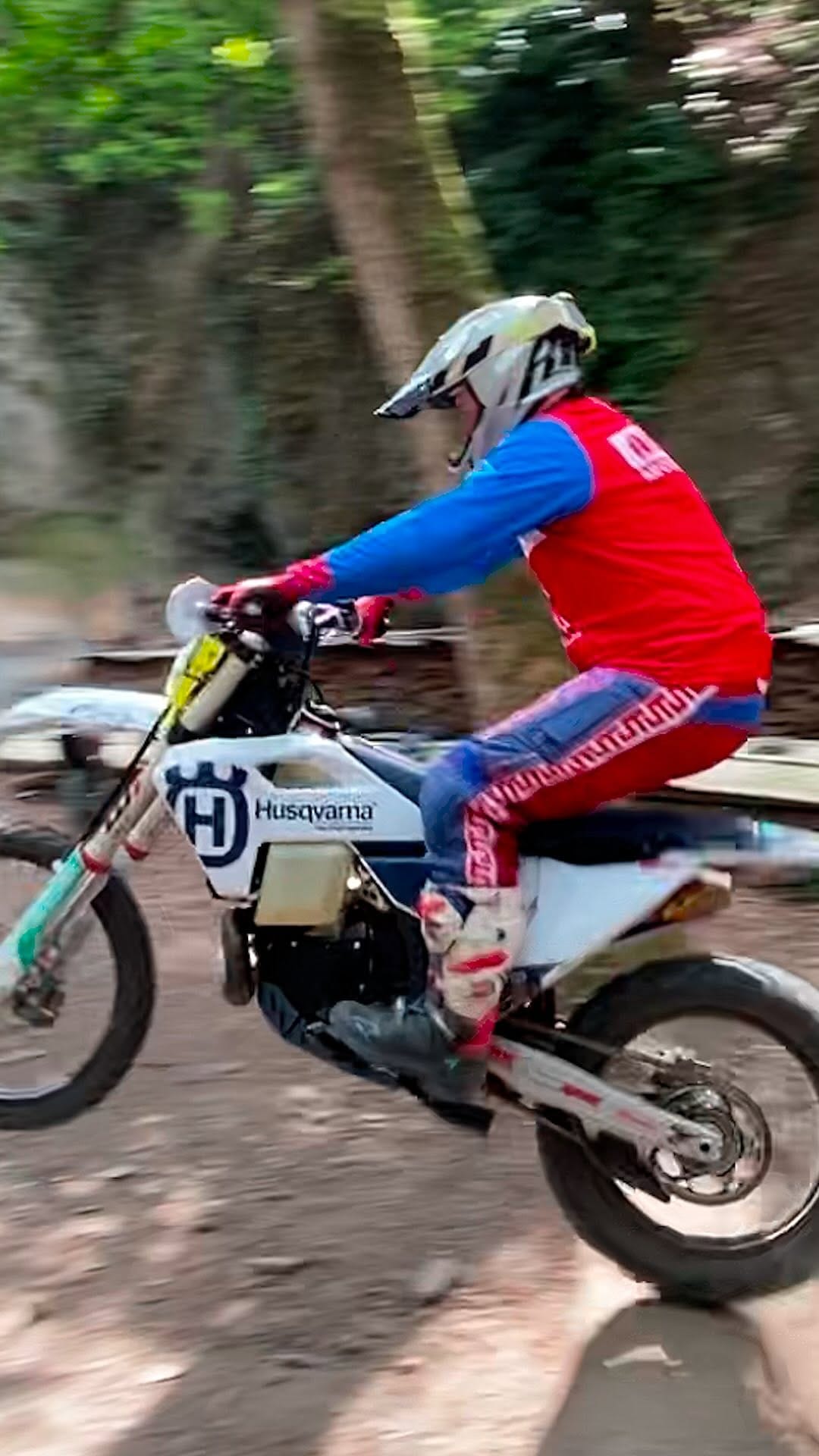 Post 2 by Duke Enduro / Duke Acrobatie on Instagram (video)