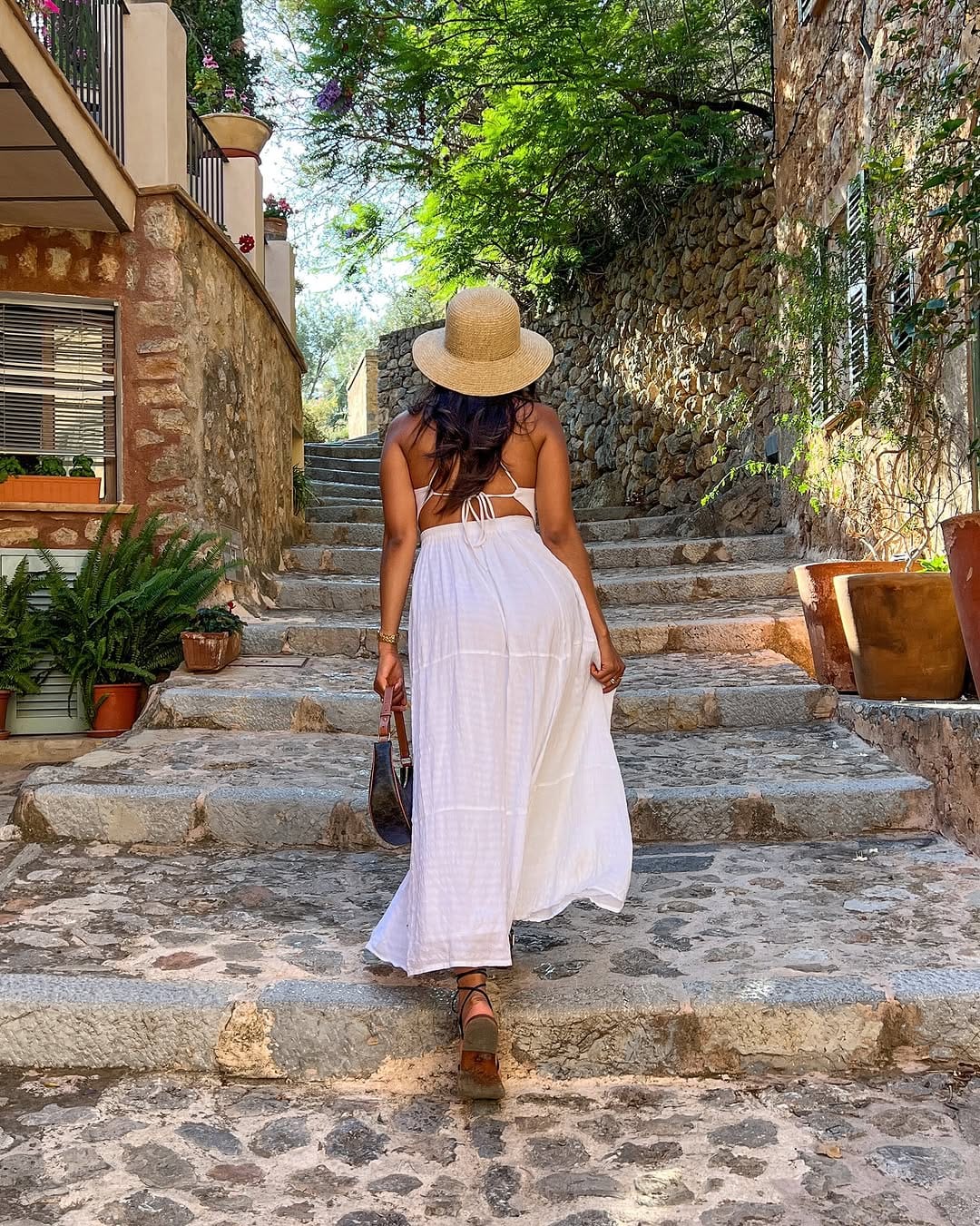 Post 10 by mahevana ☀️ outfits • lifestyle • travel on Instagram (carousel)