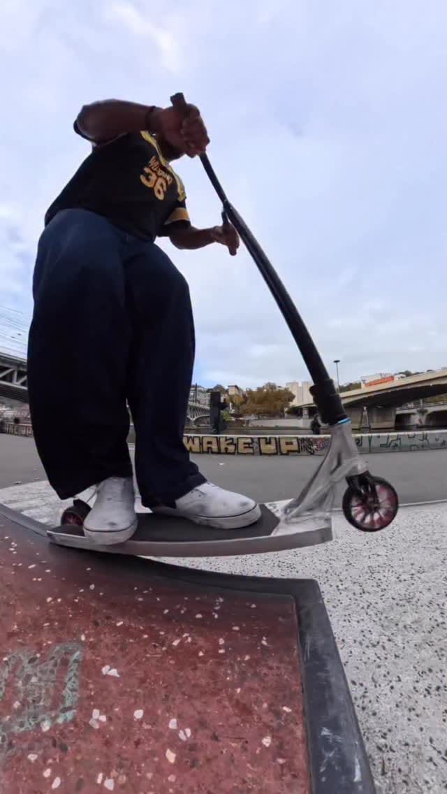 Post 6 by 🇫🇷🇲🇬JD Rand🛴🎤 on Instagram (video)
