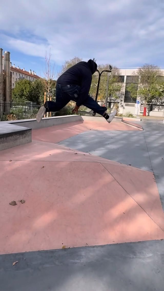 Post 2 by 🇫🇷🇲🇬JD Rand🛴🎤 on Instagram (video)