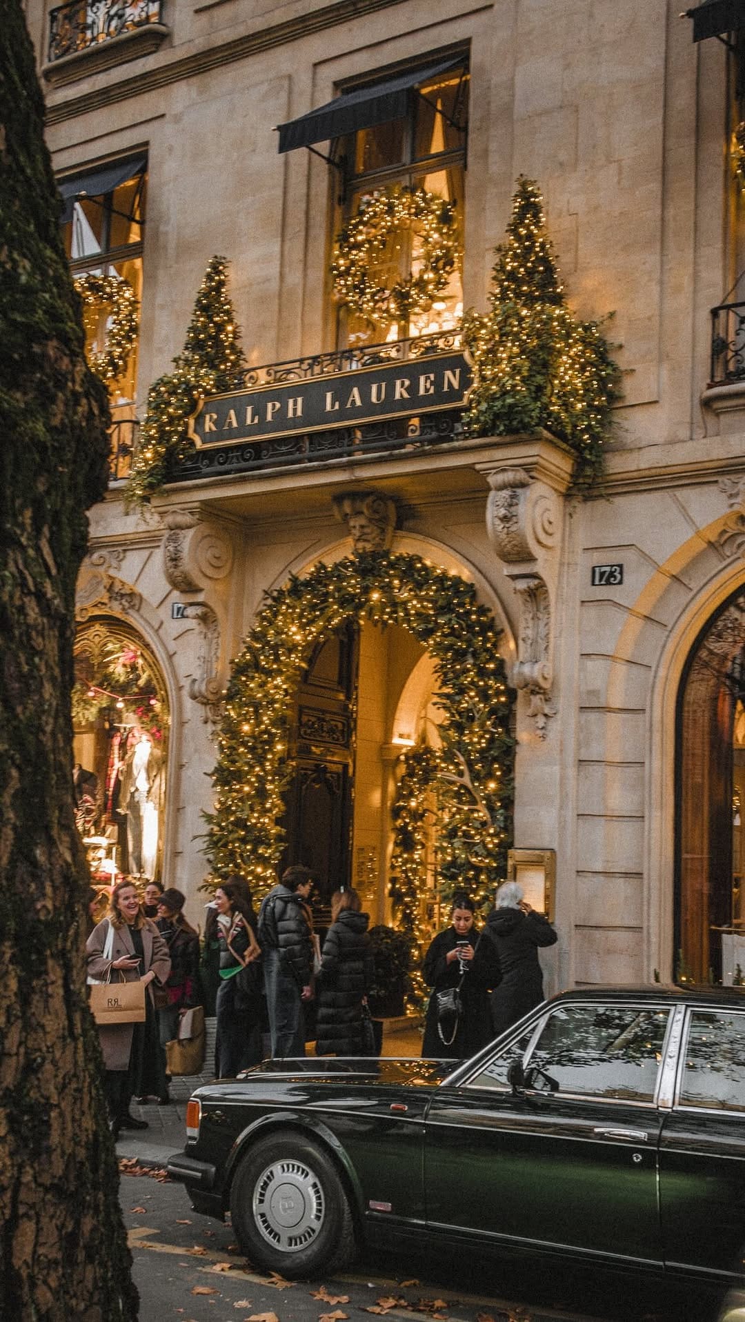 Post 10 by Caro Londono | Paris + Travel Advisor on Instagram (video)