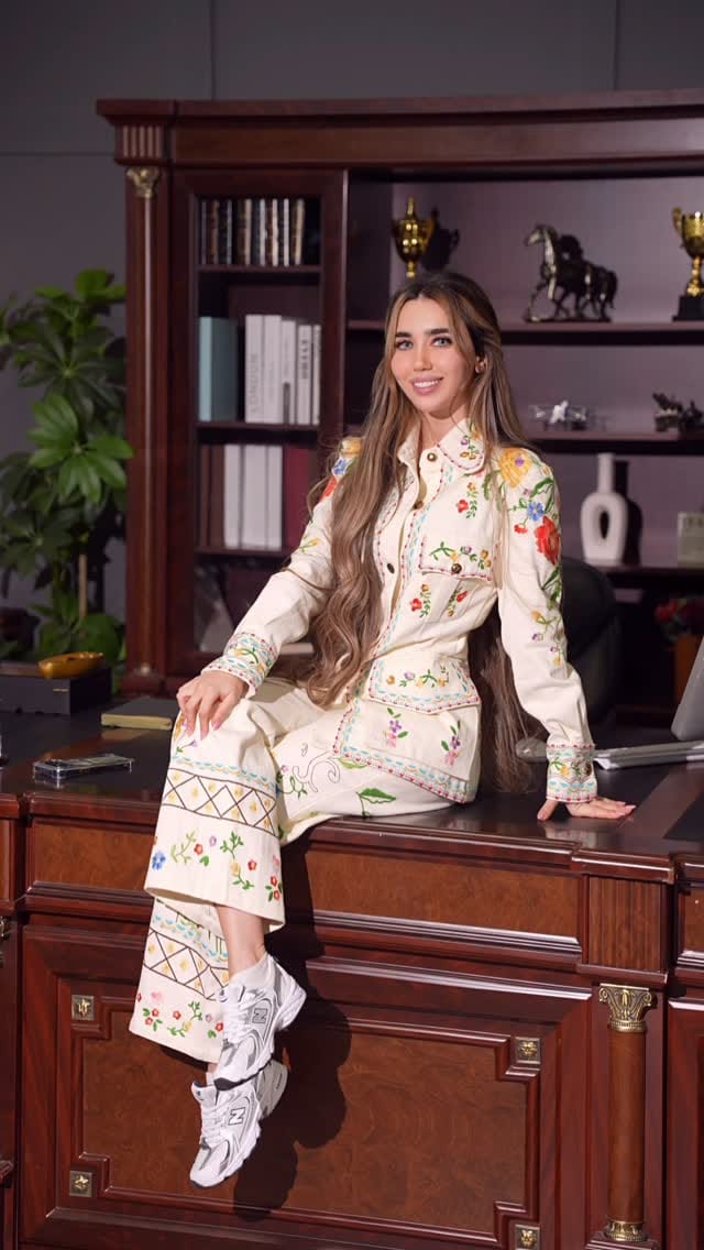 Post 5 by Sandy Aouad on Instagram (video)