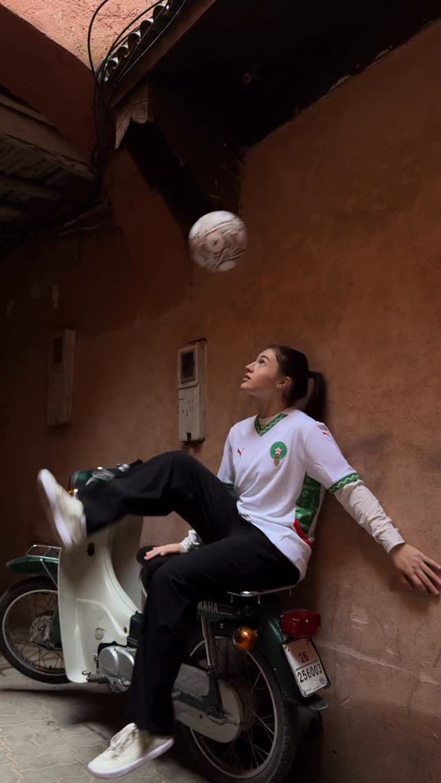 Post 8 by Yoanna | Freestyle Football on Instagram (video)