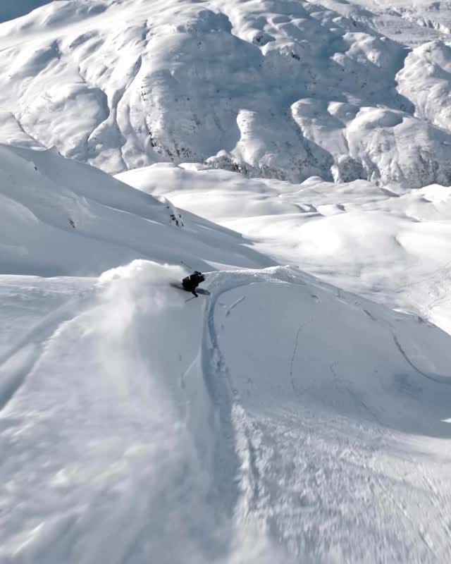 Post 8 by Manon Loschi on Instagram (video)