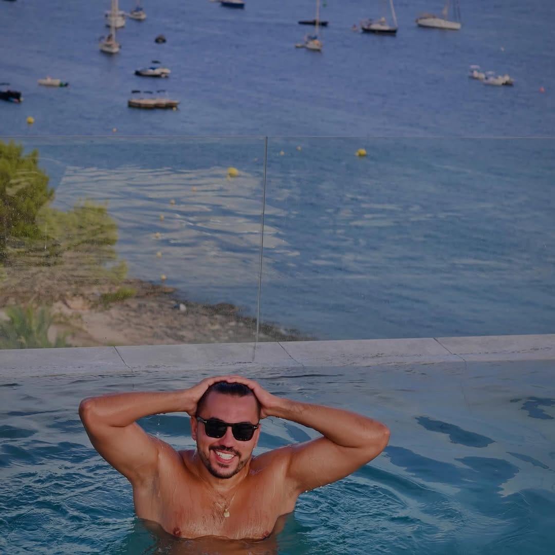Post 8 by 𝓗𝓸𝓾𝓼𝓼𝓮𝓶 on Instagram (image)