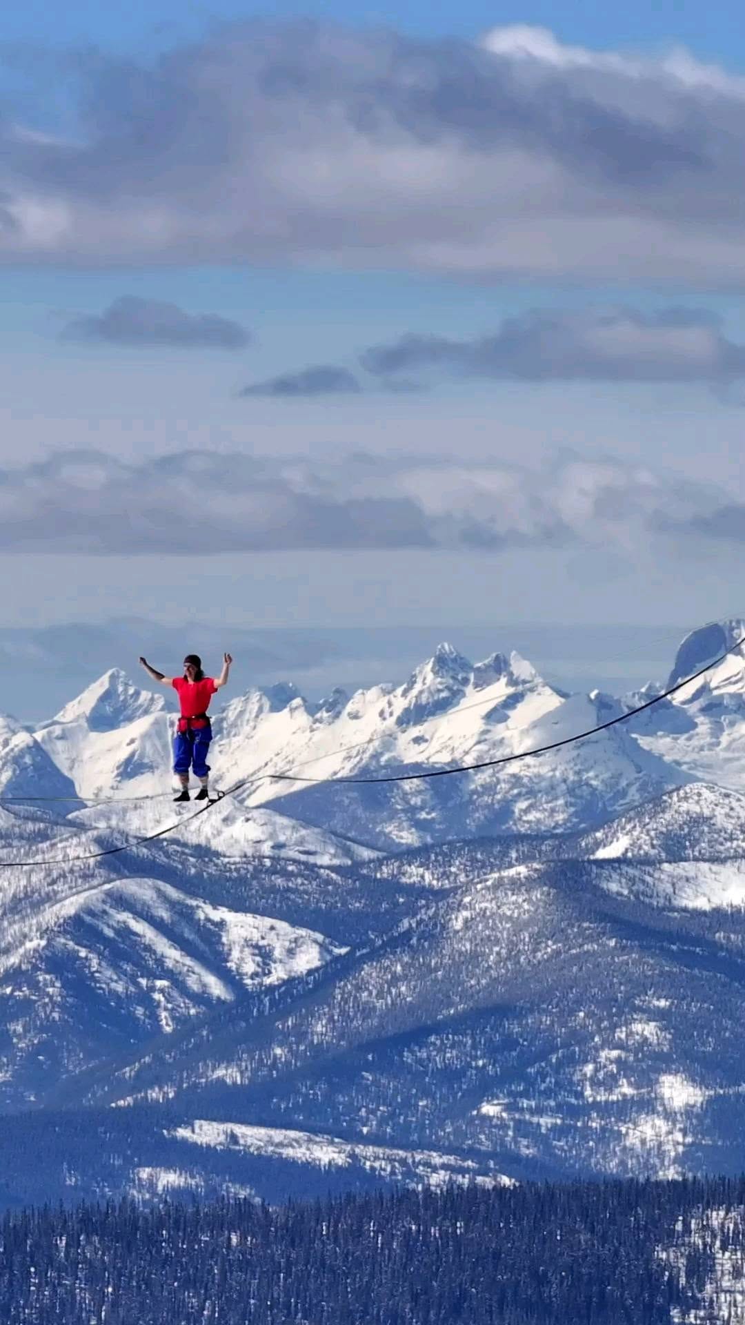 Post 8 by Mia Noblet - Slackliner 🌎 on Instagram (video)