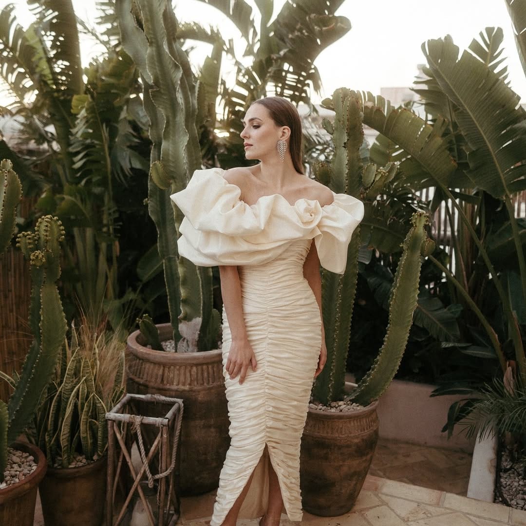 Post 9 by RAQUEL ALEMAÑ - vestidos de novia a medida on Instagram (carousel)