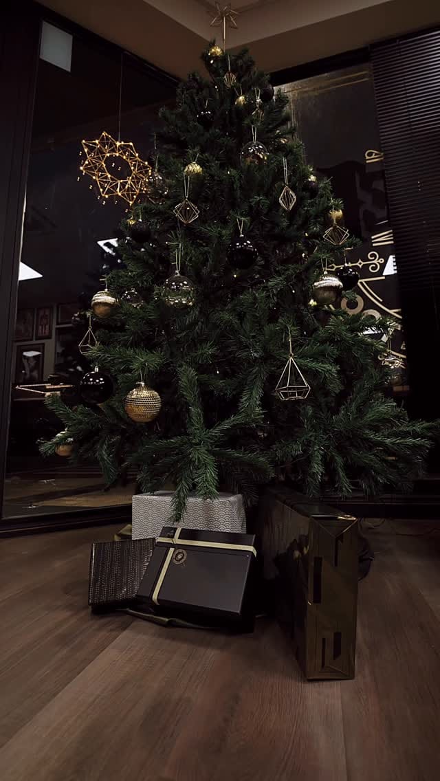 Post 4 by Gladix Porca Miseria on Instagram (video)