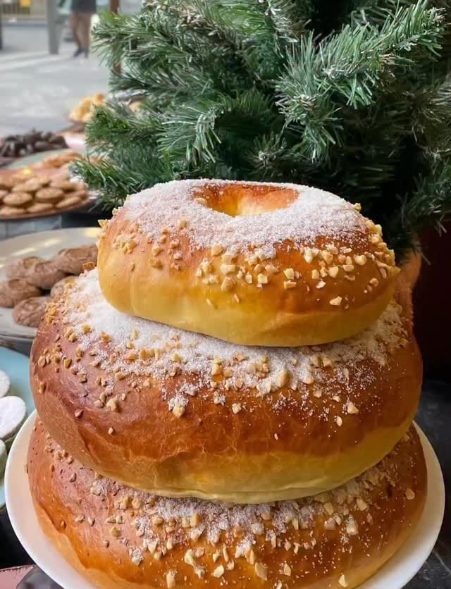 Post 1 by Pastisseria La Colmena on Instagram (video)
