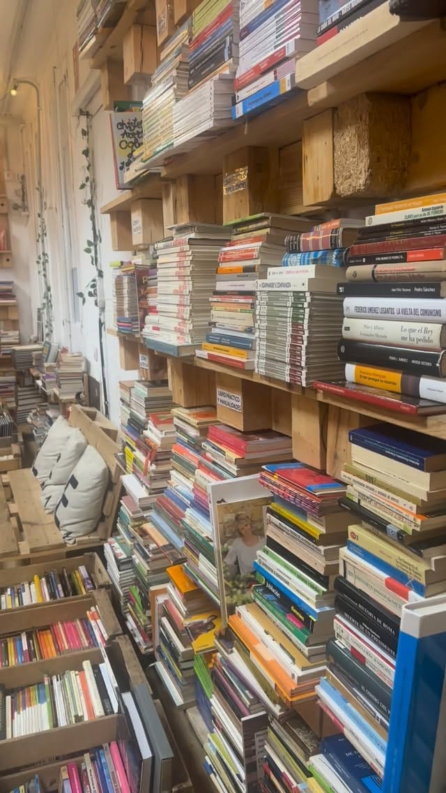 Post 7 by TuuuLibrería on Instagram (video)