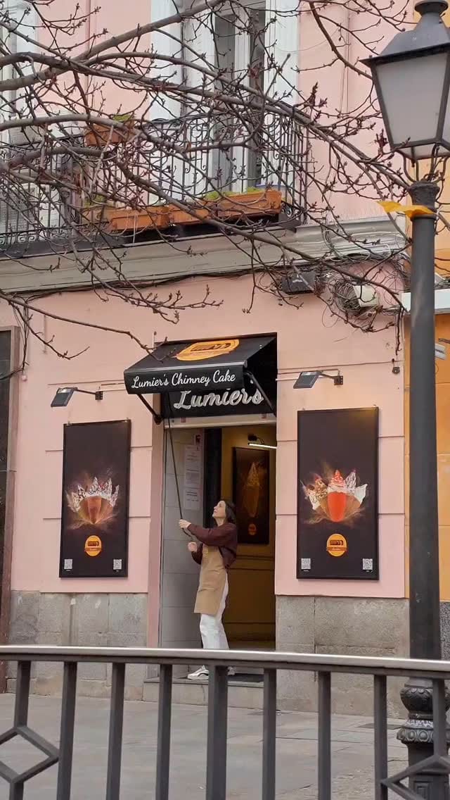 Post 10 by Lumier's Chimney Cake Madrid on Instagram (video)