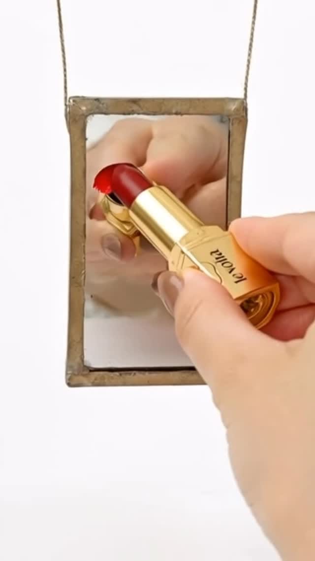 Post 9 by LE VOILÀ on Instagram (video)