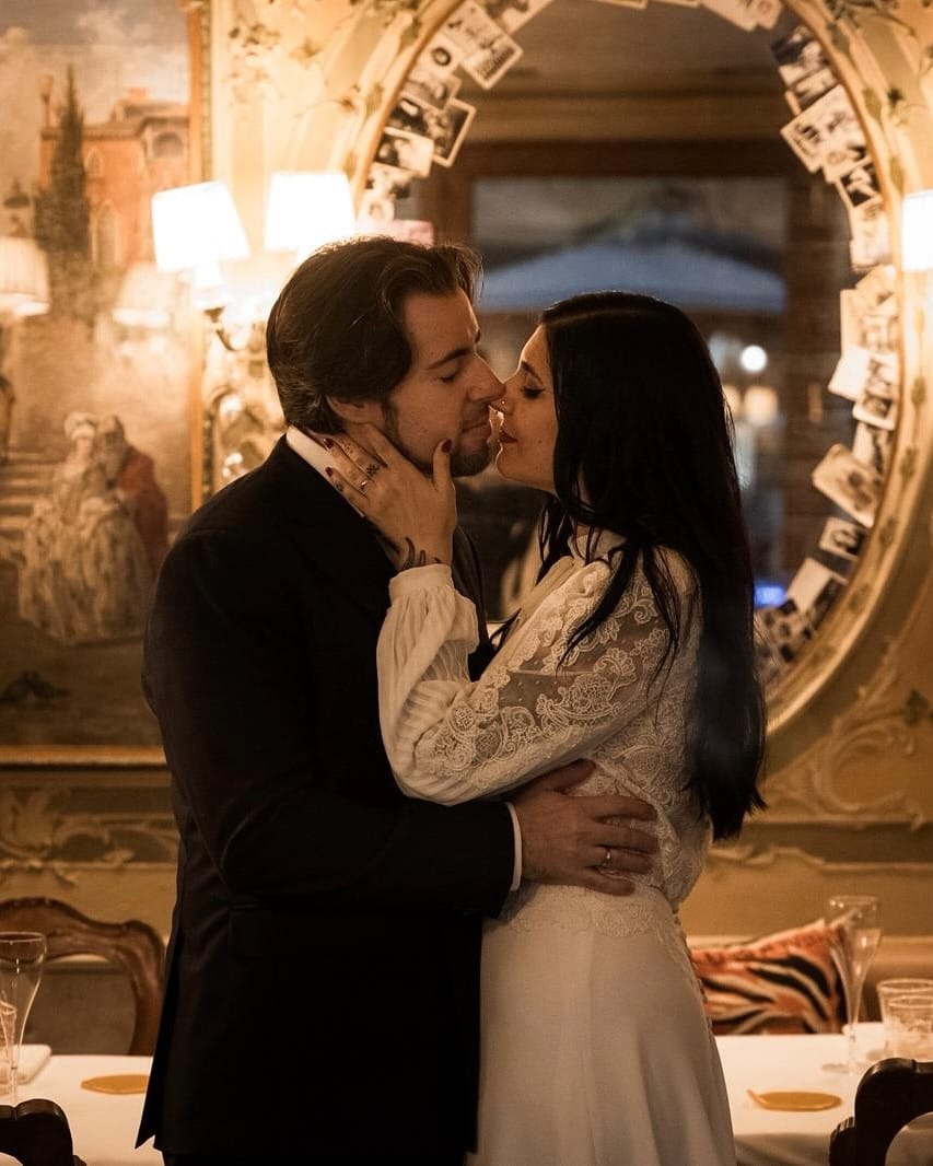 Post 8 by Chantú Novias on Instagram (carousel)