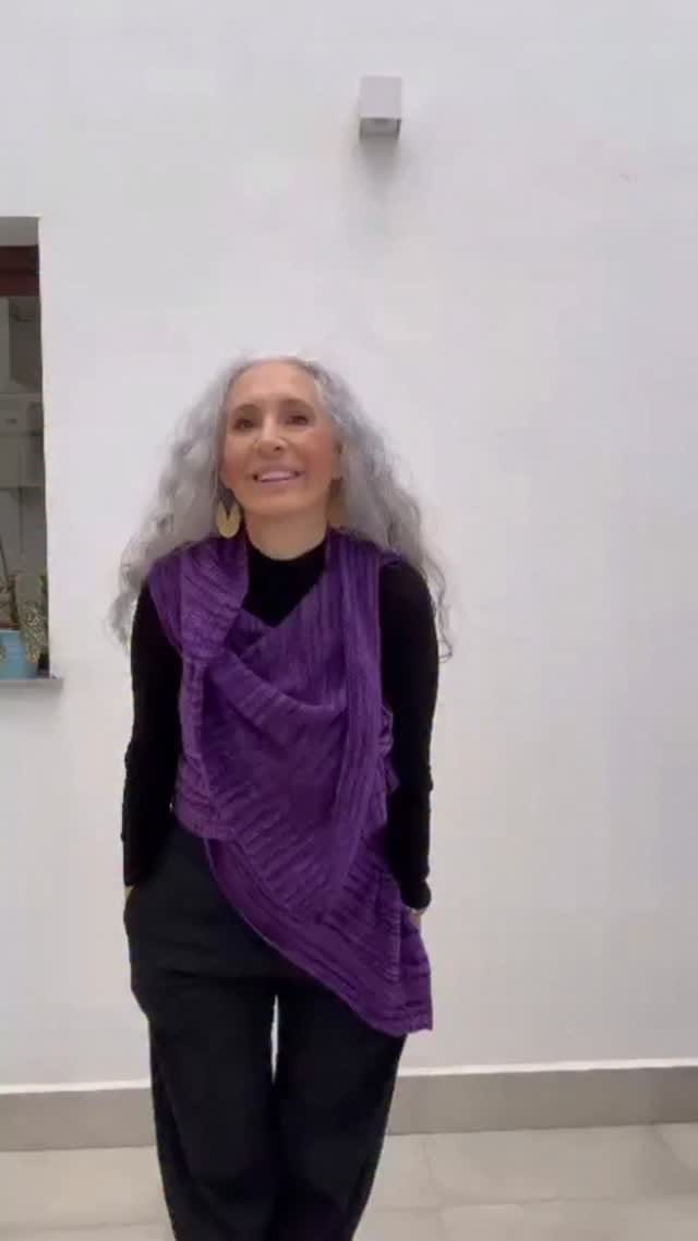 Post 2 by Lola Abril on Instagram (video)