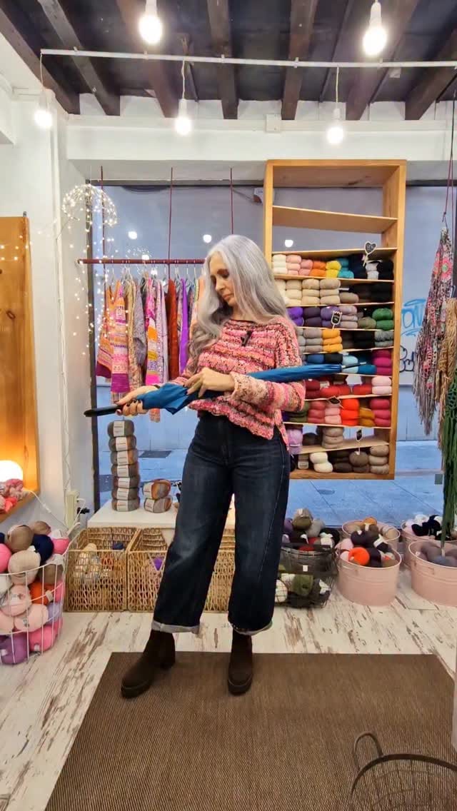 Post 4 by Lola Abril on Instagram (video)