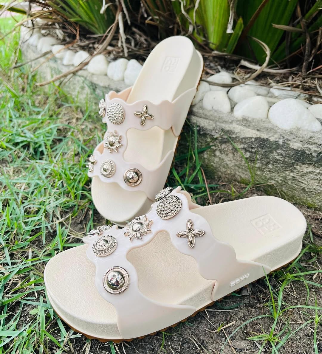 Post 4 by 𝐑𝐞𝐚𝐥 𝐦𝐨𝐝𝐚𝐬 on Instagram (carousel)