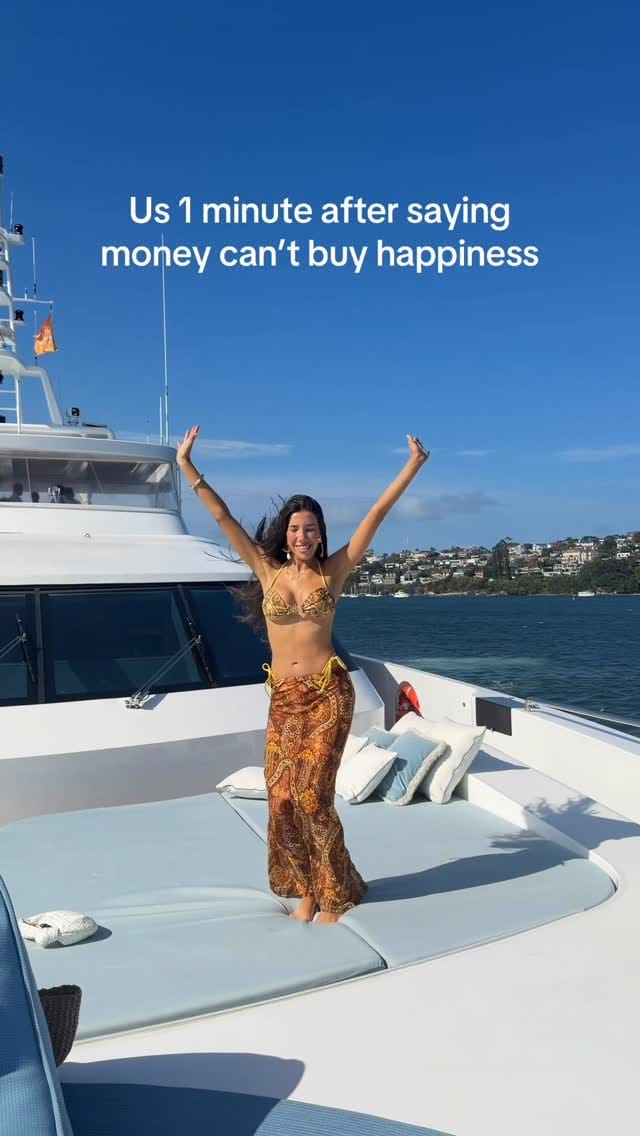 Post 6 by Vitoria on Instagram (video)