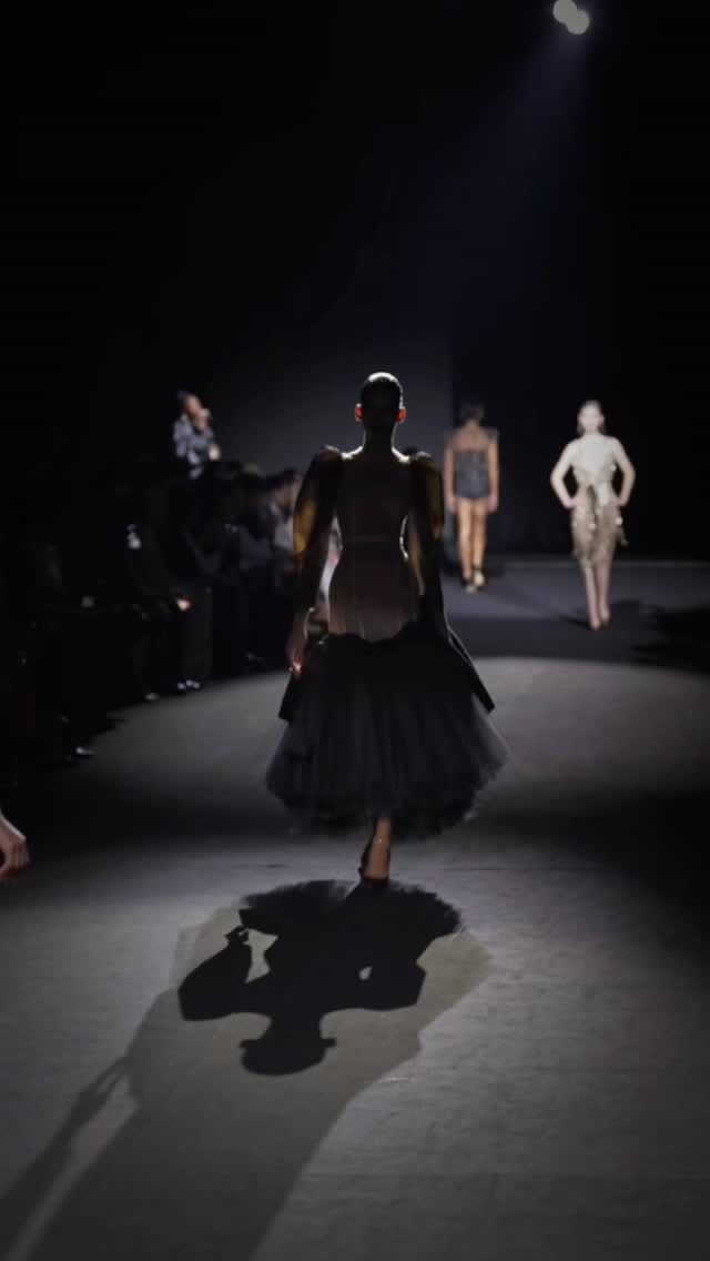 Post 5 by 𝑳𝑨 𝑩𝑶𝑼𝑻𝑰𝑸𝑼𝑬 on Instagram (video)