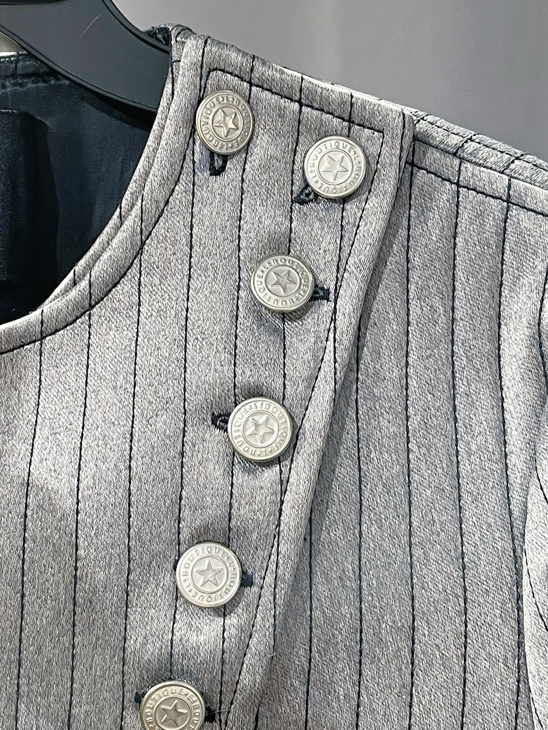 Post 3 by 𝑳𝑨 𝑩𝑶𝑼𝑻𝑰𝑸𝑼𝑬 on Instagram (carousel)