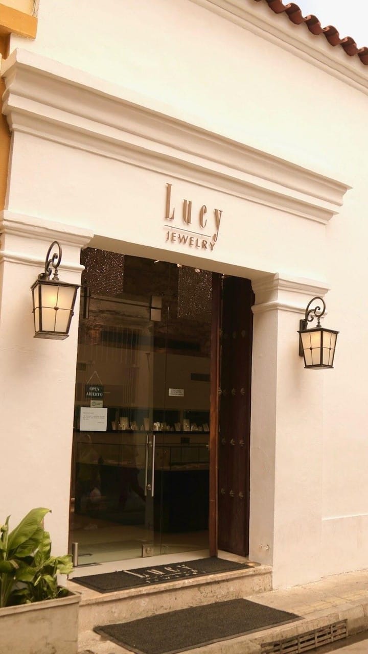 Post 9 by LUCY JEWELRY® Emerald store on Instagram (video)