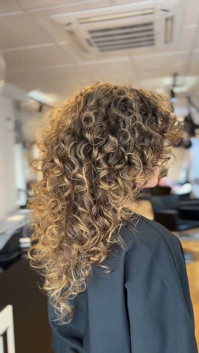 Post 4 by Gertru Jiménez Hair Salon on Instagram (video)
