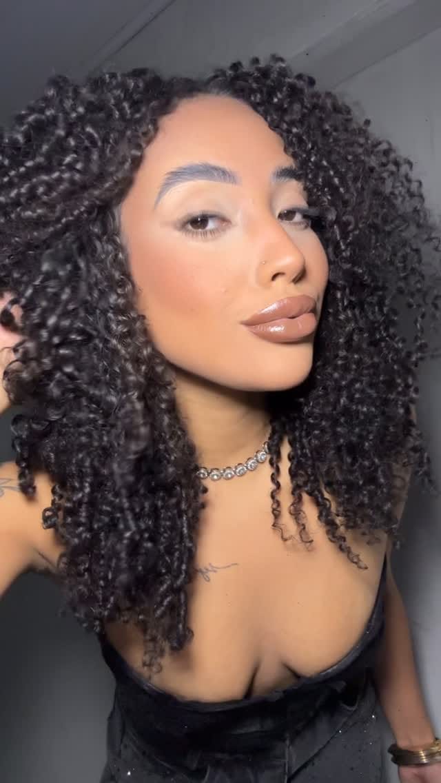 Post 2 by Vitoria Ellen on Instagram (video)