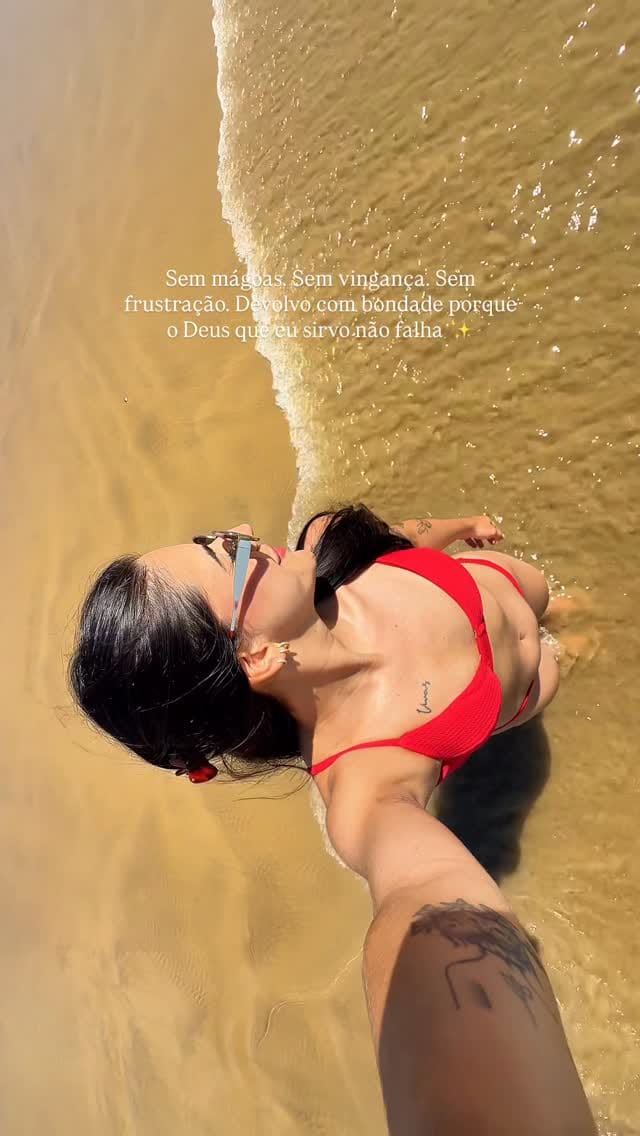 Post 6 by Vitória Avila on Instagram (video)