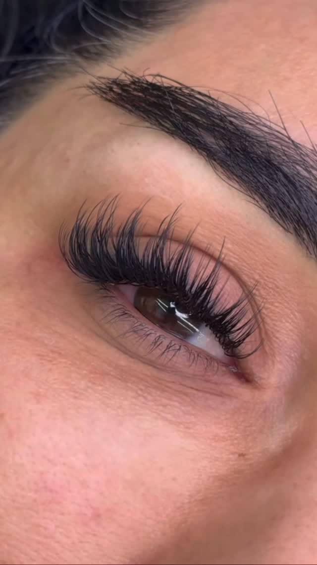 Post 2 by 𝓙𝓲𝓳𝓲 𝓑𝓮𝓪𝓾𝓽𝔂 𝓝𝓪𝓲𝓵𝓼 ᥫ᭡ on Instagram (video)