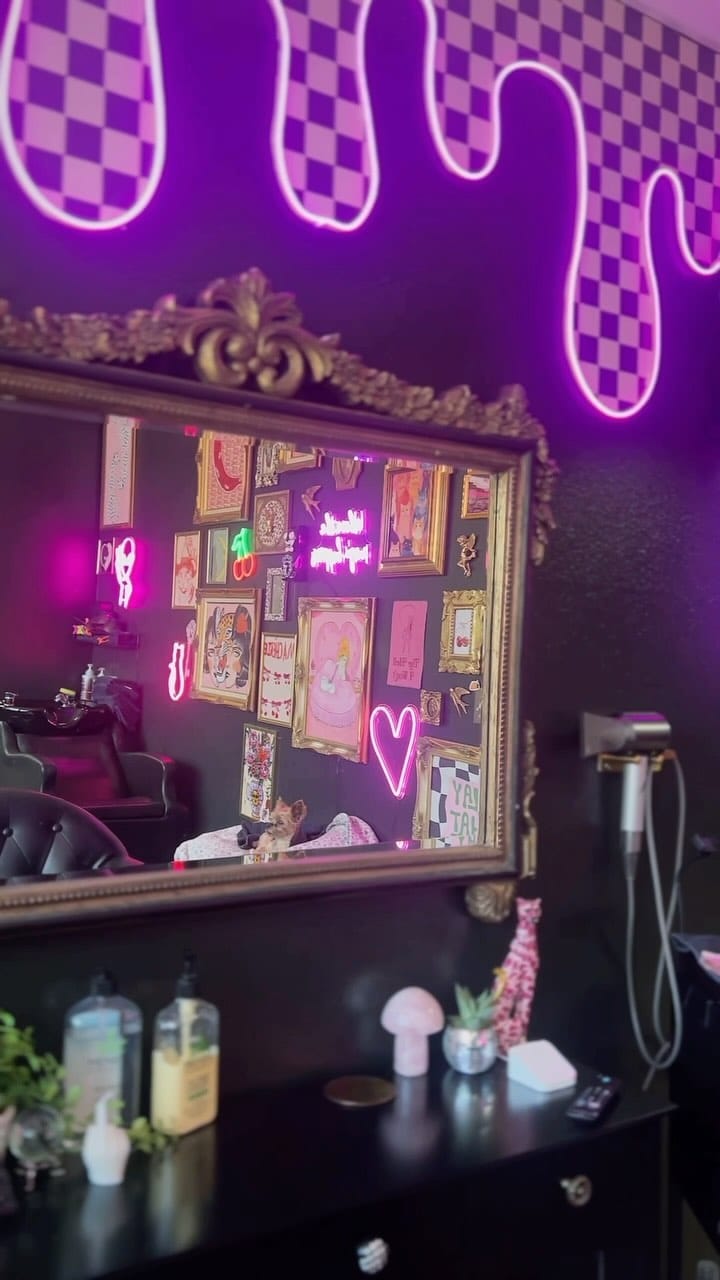 Post 8 by Valencia Hair / extension specialist on Instagram (video)