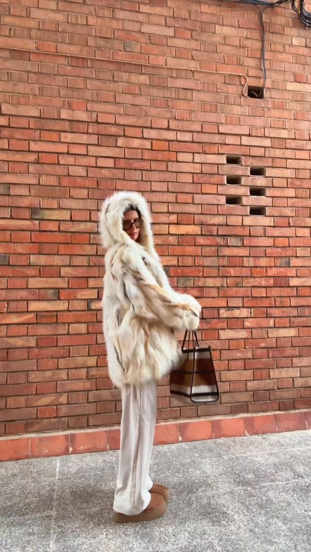 Post 3 by Julia Julia on Instagram (video)
