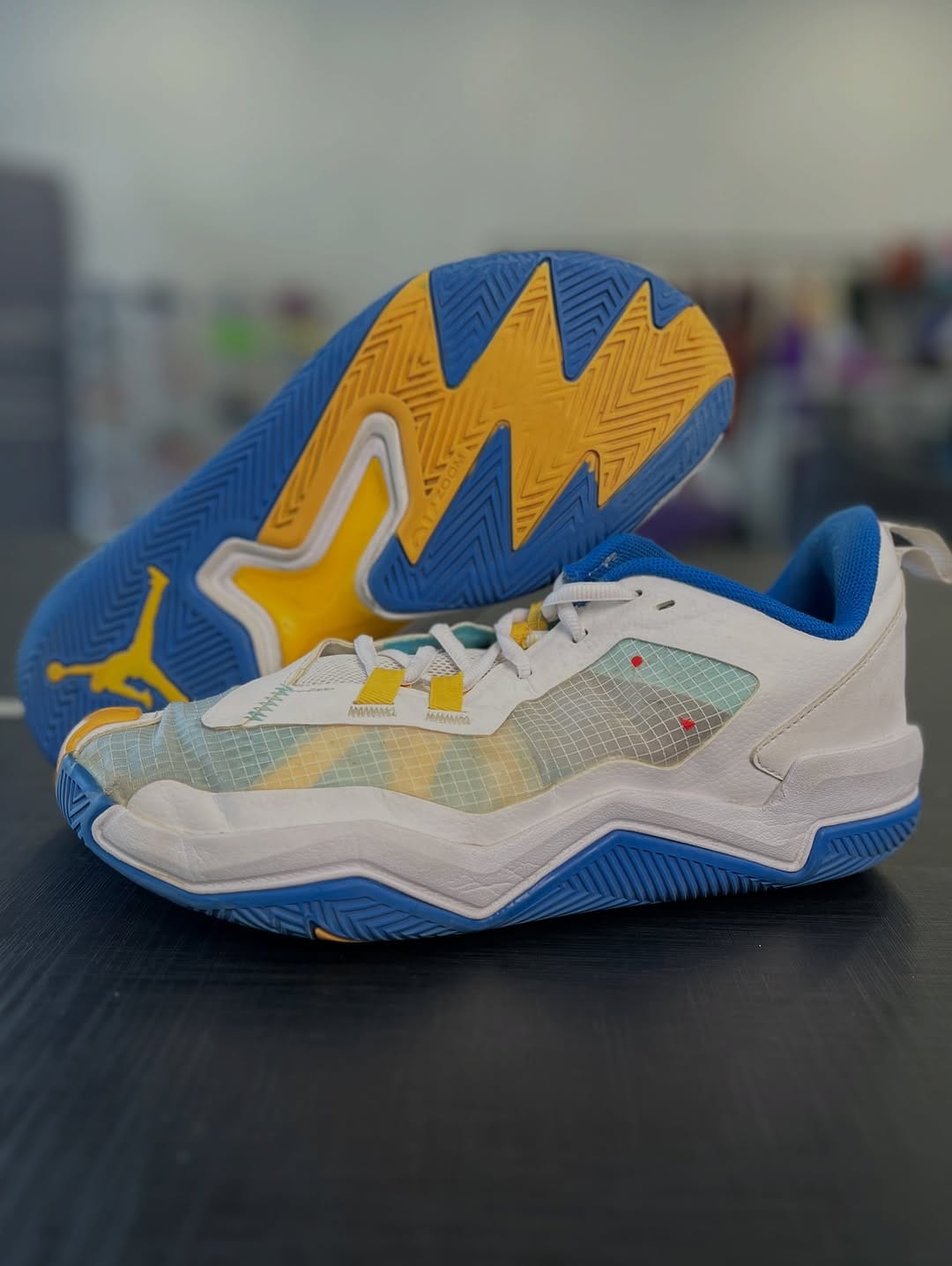 Post 4 by HOOPSHOES GARAGE | zapatillas de básquet a precios increíbles 🏀 on Instagram (carousel)