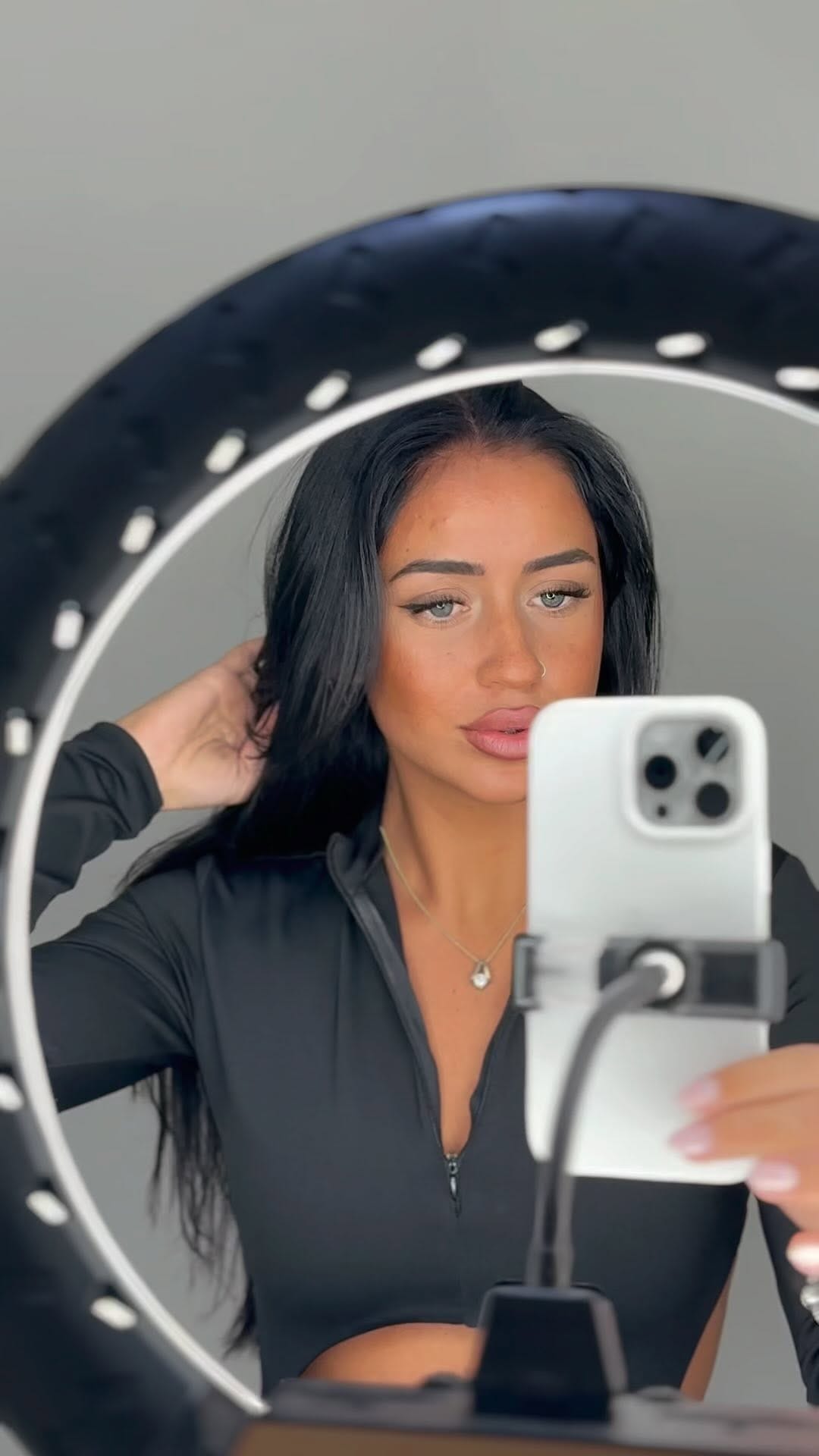 Post 6 by Ale Toledo Peluqueros on Instagram (video)