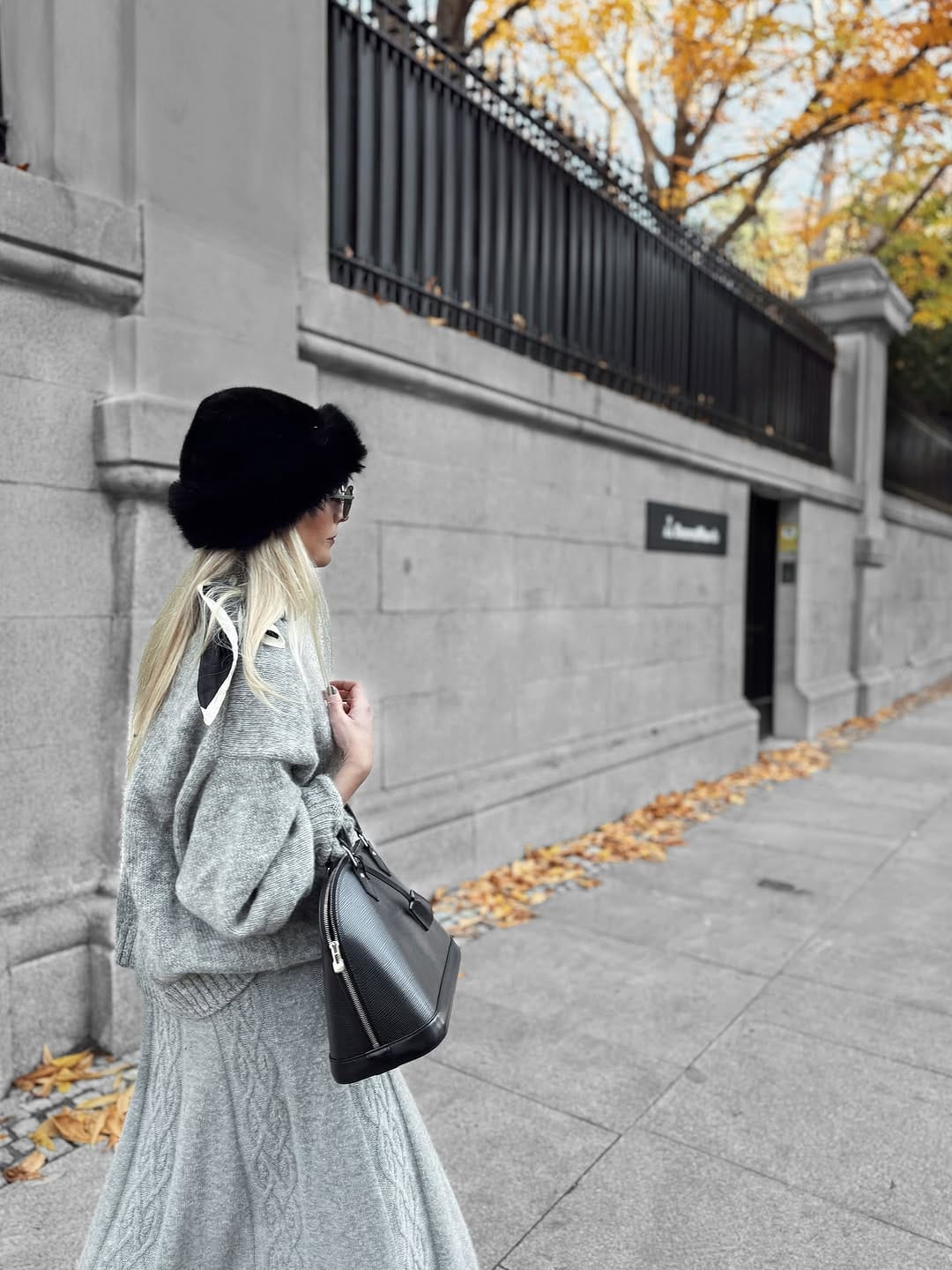 Post 10 by Trini González  •  Capsule Wardrobe on Instagram (carousel)