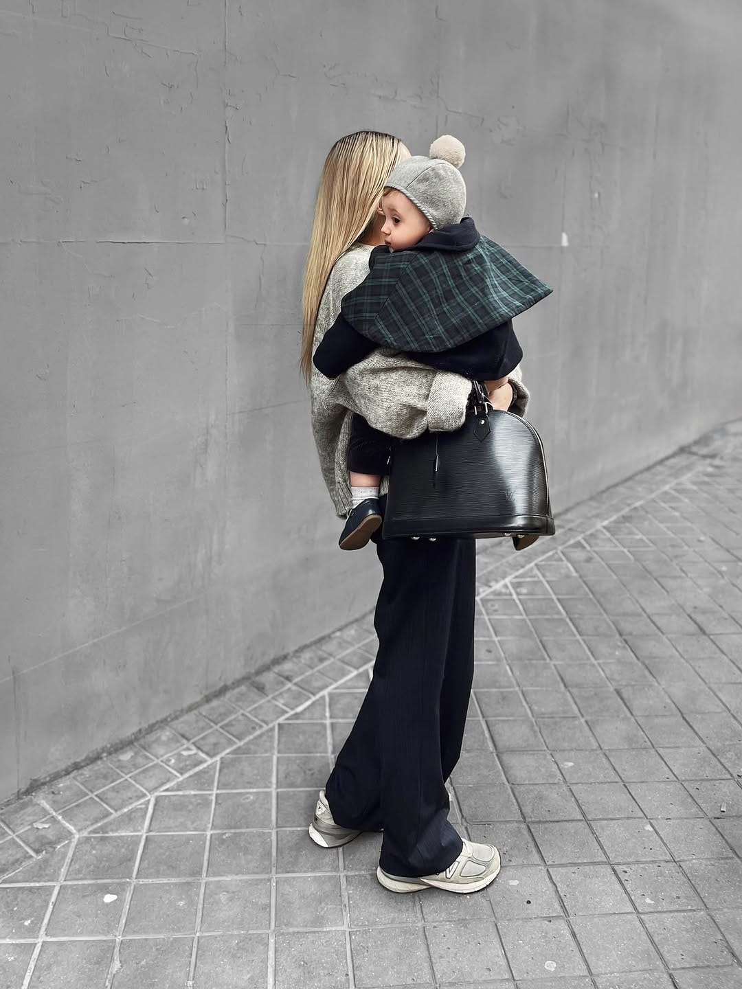 Post 8 by Trini González  •  Capsule Wardrobe on Instagram (carousel)