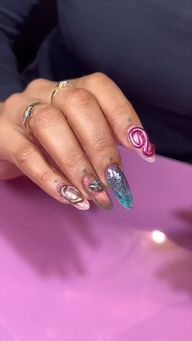 Post 5 by Luz Belenguer / Nail Artist on Instagram (video)