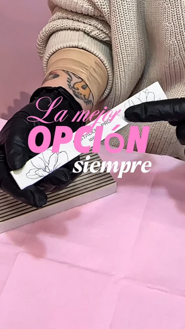 Post 2 by Luz Belenguer / Nail Artist on Instagram (video)